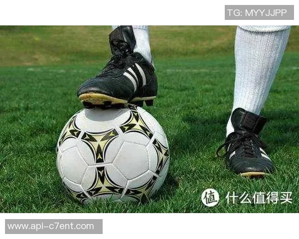 踢足球时应使用脚的哪个部位更能提高控球和射门的准确性与力度